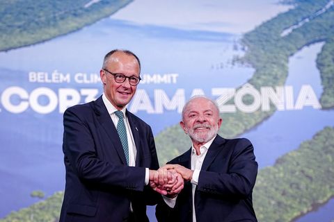 Merz hätte in eine Bar gehen, dort tanzen und die lokale Küche probieren sollen, sagte Lula Richtung Merz. (Archivbild) Foto: Ka