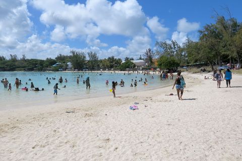 Für eine deutsche Touristin endete der Aufenthalt auf der Insel im Indischen Ozean nach einem schweren Unfall tödlich. (Symbolbi