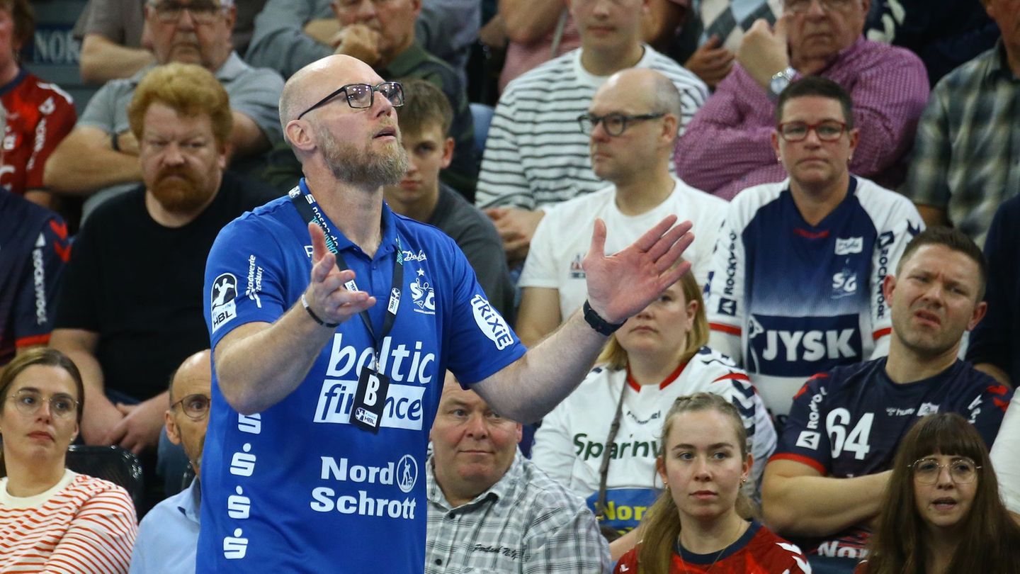 Trainer Ales Pajovic und die SG Flensburg-Handewitt hatten den rumänischen Club Potaissa Turda zu Gast. Foto: Michael Hundt/dpa