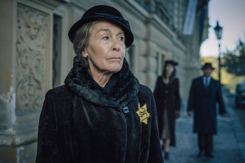 Obwohl der Judenstern sie zeichnet, scheint die großbürgerliche Witwe Martha Liebermann (Thekla Carola Wied) ihre Würde nie ganz zu verlieren.