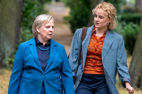 Sie teilen ihre Kanzlei, aber nicht immer dieselbe Meinung: Robert Lieblings Enkelin, die Junganwältin Lisa (Luise von Finckh, rechts), und Talia Jahnka(Gabriela Maria Schmeide). Über Letztere erfährt man im dritten Film der Reihe erstmals Genaueres aus ihrer DDR-Vergangenheit, die sie gerne vertuscht.