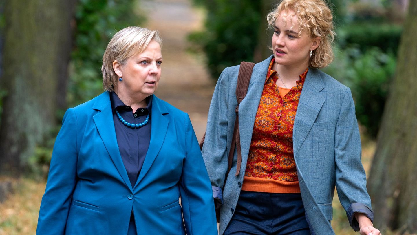 Sie teilen ihre Kanzlei, aber nicht immer dieselbe Meinung: Robert Lieblings Enkelin, die Junganwältin Lisa (Luise von Finckh, rechts), und Talia Jahnka(Gabriela Maria Schmeide). Über Letztere erfährt man im dritten Film der Reihe erstmals Genaueres aus ihrer DDR-Vergangenheit, die sie gerne vertuscht.