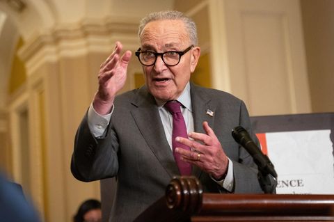 Chuck Schumer, Minderheitenführer im US-Senat, gestikuliert beim Sprechen