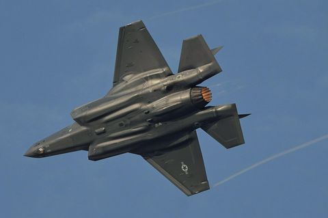 Bei einer Flugshow fliegt ein F35 Kampfjet der USA über Saudi-Arabien