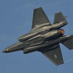 Bei einer Flugshow fliegt ein F35 Kampfjet der USA über Saudi-Arabien