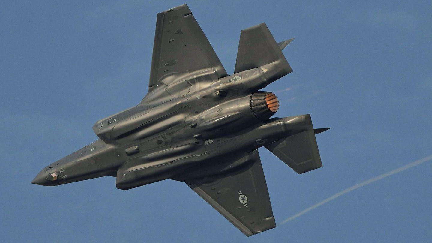 Bei einer Flugshow fliegt ein F35 Kampfjet der USA über Saudi-Arabien