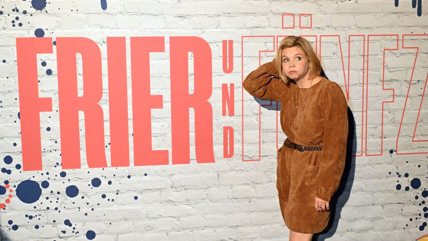 Annette Frier steckt in ihrer neuen Serie in den Wechseljahren. Foto: Felix Hörhager/dpa