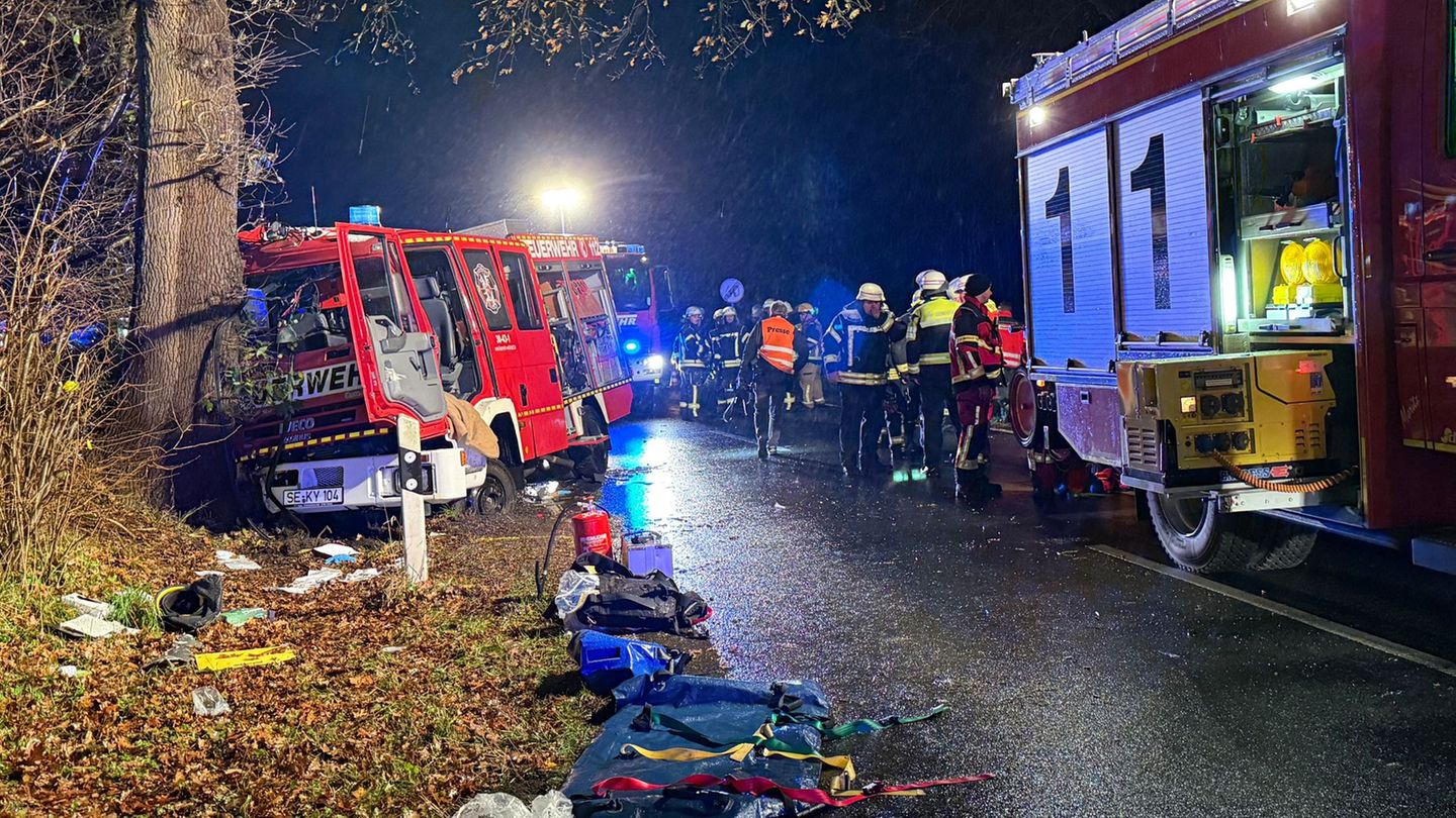 Das Löschfahrzeug der Feuerwehr befand sich auf der Rückfahrt von einem Einsatz. Foto: News5 / Sebastian Peters/NEWS5/dpa
