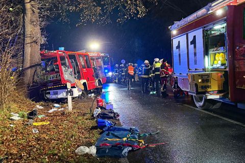Das Löschfahrzeug der Feuerwehr befand sich auf der Rückfahrt von einem Einsatz. Foto: News5 / Sebastian Peters/NEWS5/dpa