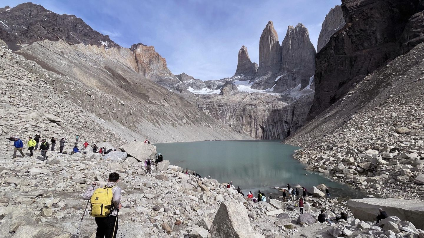 Wanderer sind in Torres del Paine, einem Nationalpark von Chile, unterwegs