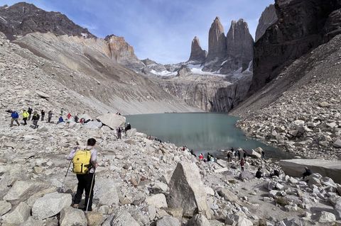 Wanderer sind in Torres del Paine, einem Nationalpark von Chile, unterwegs