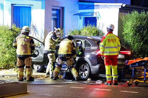 In Solingen kracht ein Fahranfänger mit überhöhter Geschwindigkeit in eine Hauswand. Foto: Gianni Gattus/dpa