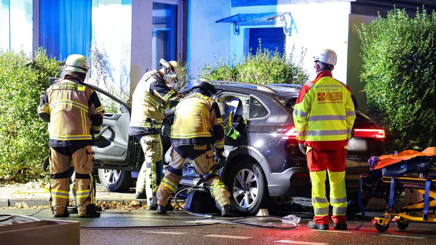 Osemnajstletnik med begom pred policijo trčil v hišo