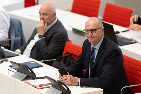 Der Brandenburger Landtag entscheidet über zwei umstrittene Medienstaatsverträge, die eine Koalitionskrise ausgelöst haben. Mini