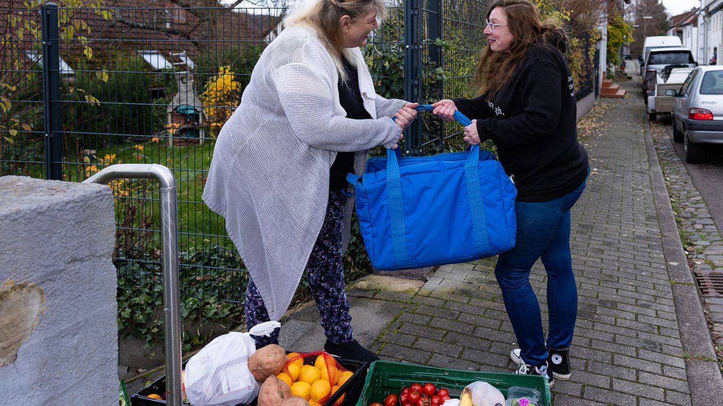 Die Helfer bringen die Lebensmittel nach Hause. Foto: Laszlo Pinter/dpa