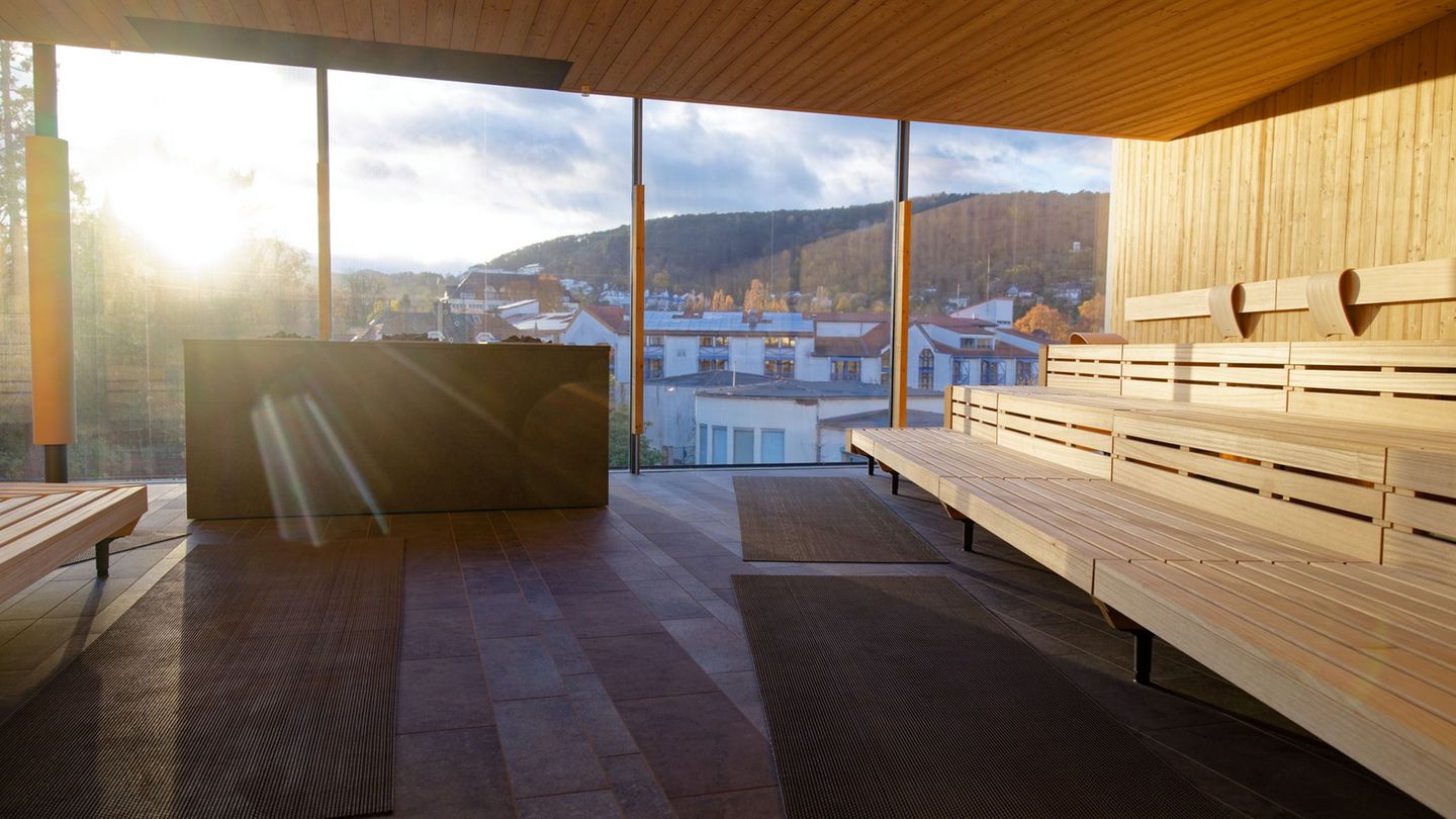 Der reguläre Bade- und Saunabetrieb in der neuen Therme in Bad Dürkheim beginnt am 21. November 2025. Foto: Uwe Anspach/dpa