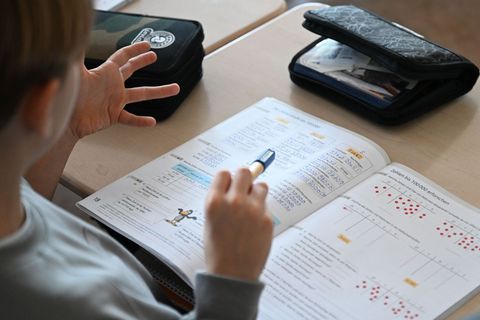 Auf welche Schulart geht es nach der Grundschule? Darüber entscheidet unter anderem der Leistungstest Kompass 4 mit. (Archivbild