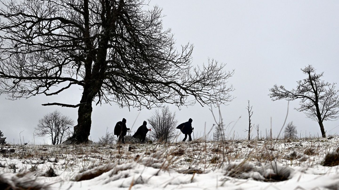 Auf dem Kahlen Asten liegt der erste Schnee des Jahres. Foto: Federico Gambarini/dpa