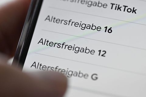 Andere Staaten haben ein Social-Media-Mindestalter bereits beschlossen oder bereiten es vor. (Symbolbild) Foto: Bernd Weißbrod/d