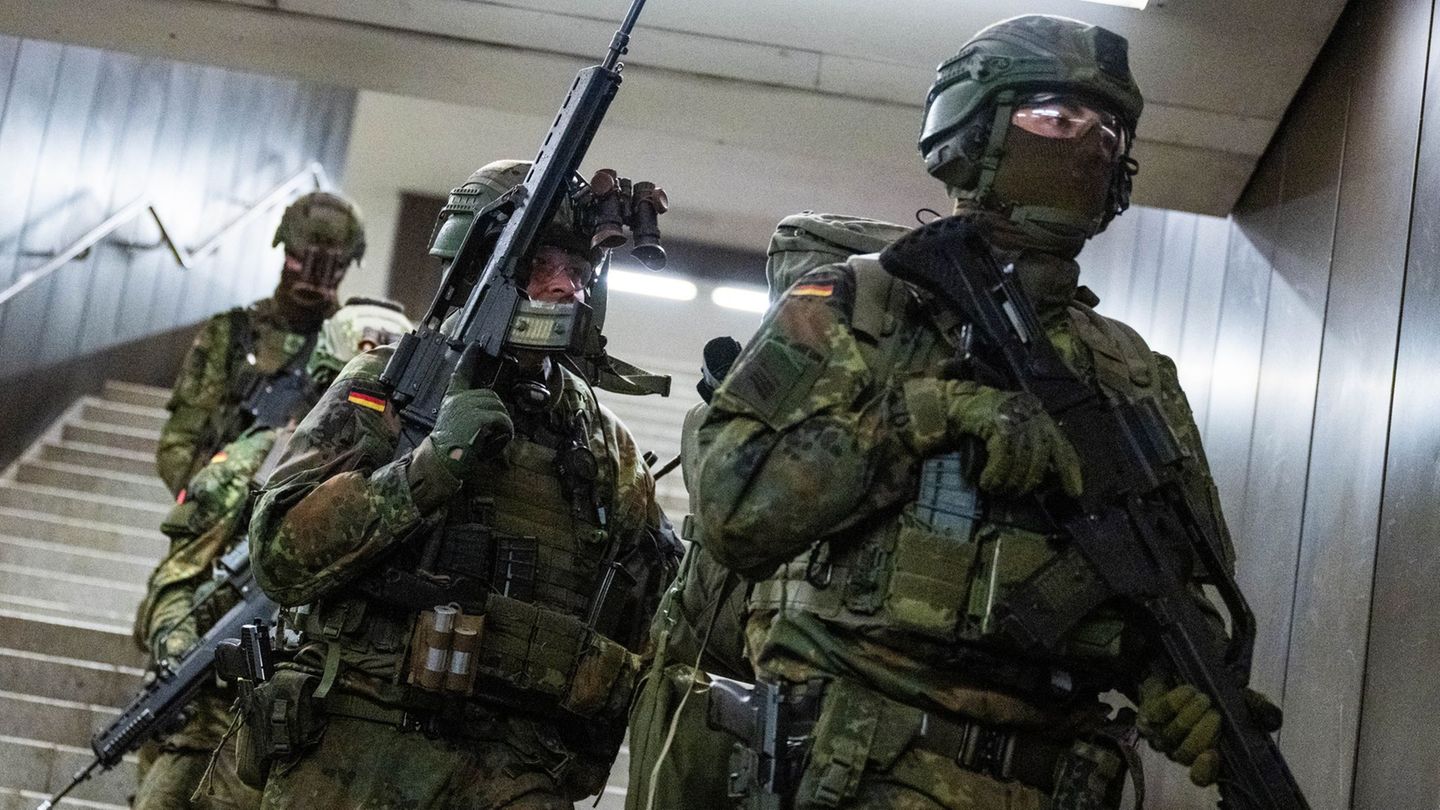 Stärkung der Bundeswehr: Wachbataillon übt Kampf in einer U-Bahn-Station