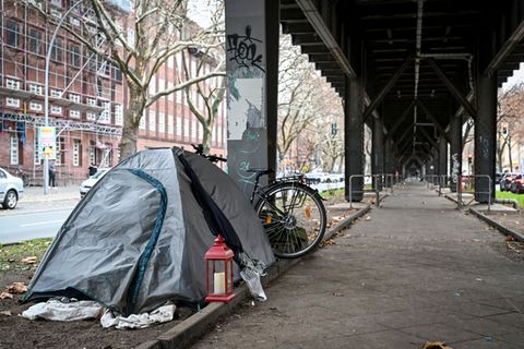 Es gibt viele Möglichkeiten, wie man obdachlosen Menschen helfen kann. (Symbolbild) Foto: Jens Kalaene/dpa