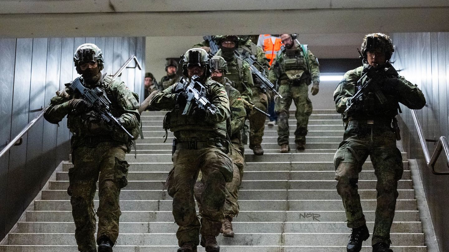 Bundeswehrübung - Operation "Bollwerk Bärlin" Foto: Christophe Gateau/dpa