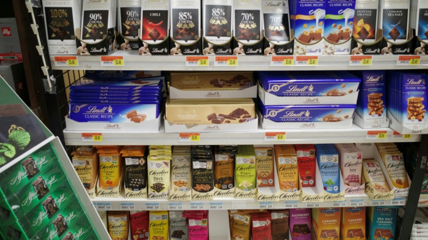 Schokoladentafeln in einem Supermarkt