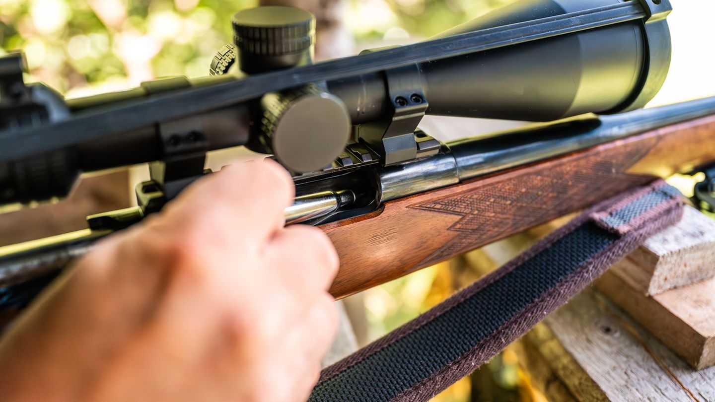 Nach dem Tod eines Beteiligten einer Gemeinschaftsjagd Anfang des Jahres in Mecklenburg-Vorpommern dauern die Ermittlungen an. (