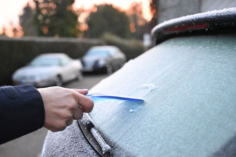 Am Morgen kann es in Baden-Württemberg frostig werden. Foto: Bernd Weißbrod/dpa