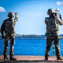 Soldaten der Bundeswehr üben mit einem System zur Drohnenabwehr im Rostocker Hafen