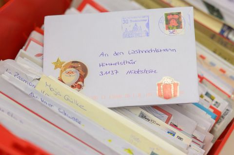Das Weihnachtspostamt Himmelsthür öffnet, Mitarbeiter der Deutschen Post lesen und beantworten die Briefe. (Archivbild) Foto: Ju