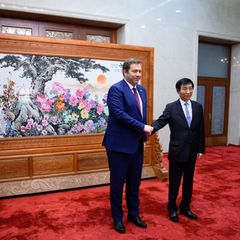 SPD-Vizekanzler Lars Klingbeil mit Wang Huning, der "Nummer 4" im Politbüro der Kommunistischen Partei Chinas