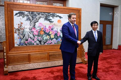 SPD-Vizekanzler Lars Klingbeil mit Wang Huning, der "Nummer 4" im Politbüro der Kommunistischen Partei Chinas