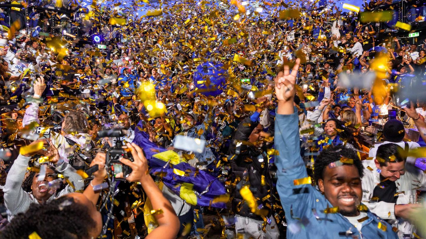 Curaçaoer Fans jubeln in einem Rotterdamer Café über die WM-Qualifikation