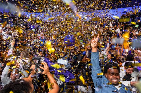 Curaçaoer Fans jubeln in einem Rotterdamer Café über die WM-Qualifikation