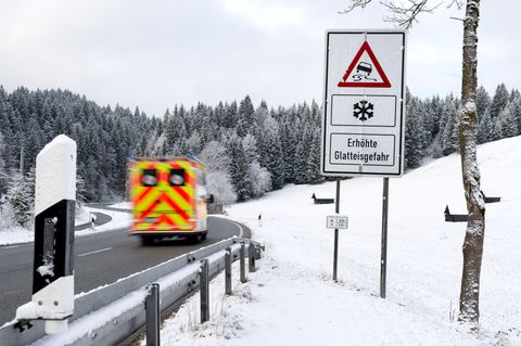 Bei Schnee und Frost kann es auf den Straßen gefährlich werden. Foto: Sven Hoppe/dpa
