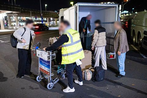 Afghaninnen und Afghanen bei ihrer Ankunft in Hannover. (Archivbild) Foto: Moritz Frankenberg/dpa