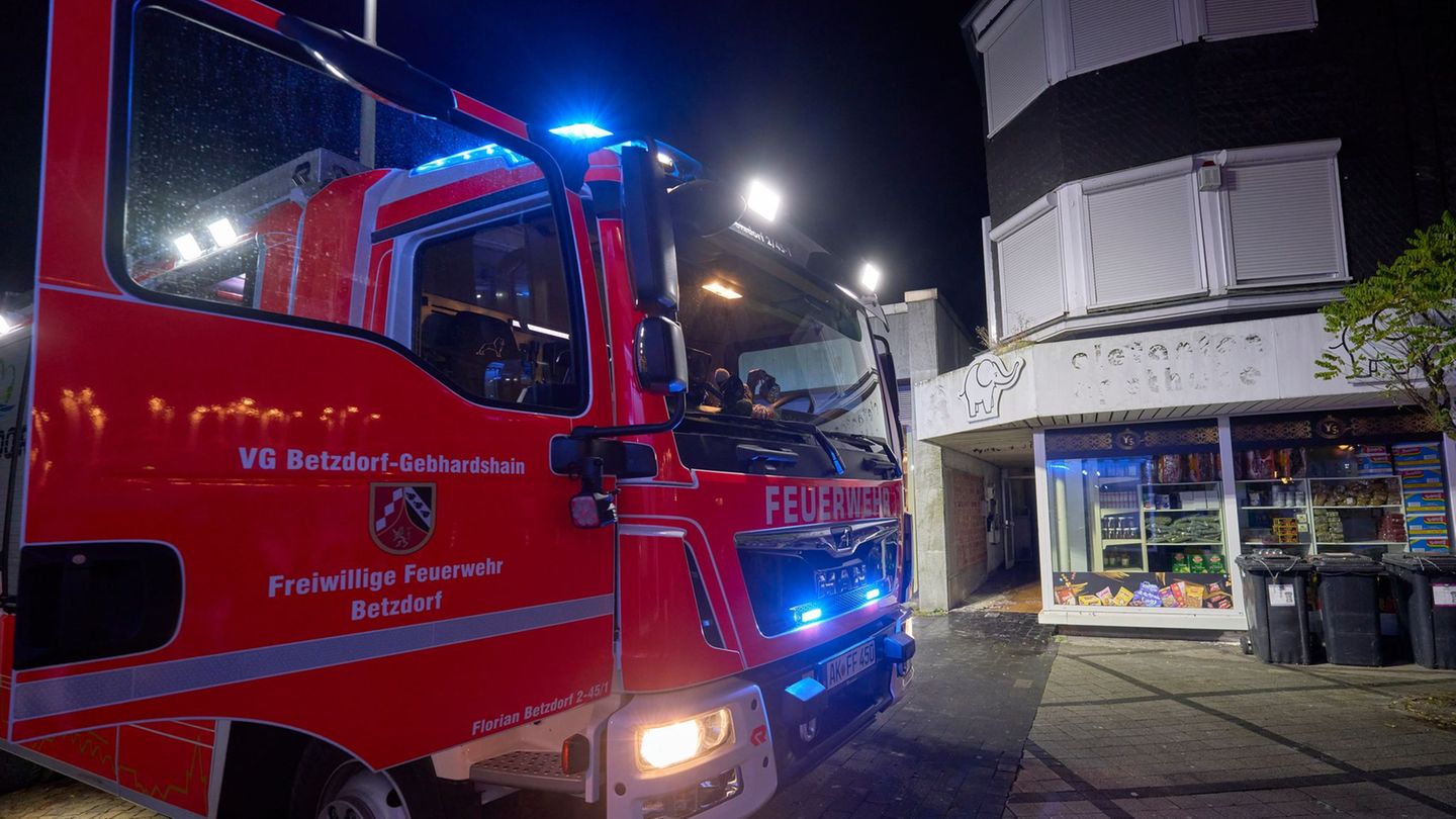 In Betzdorf ist die Feuerwehr am Abend mit einem Großaufgebot im Einsatz. Foto: Sascha Ditscher/dpa