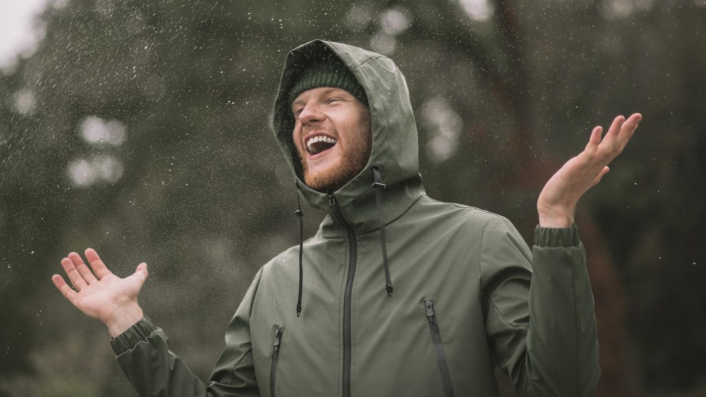 59 % Rabatt auf Amazon: Junger Mann steht mit Softshell-Jacke im Regen