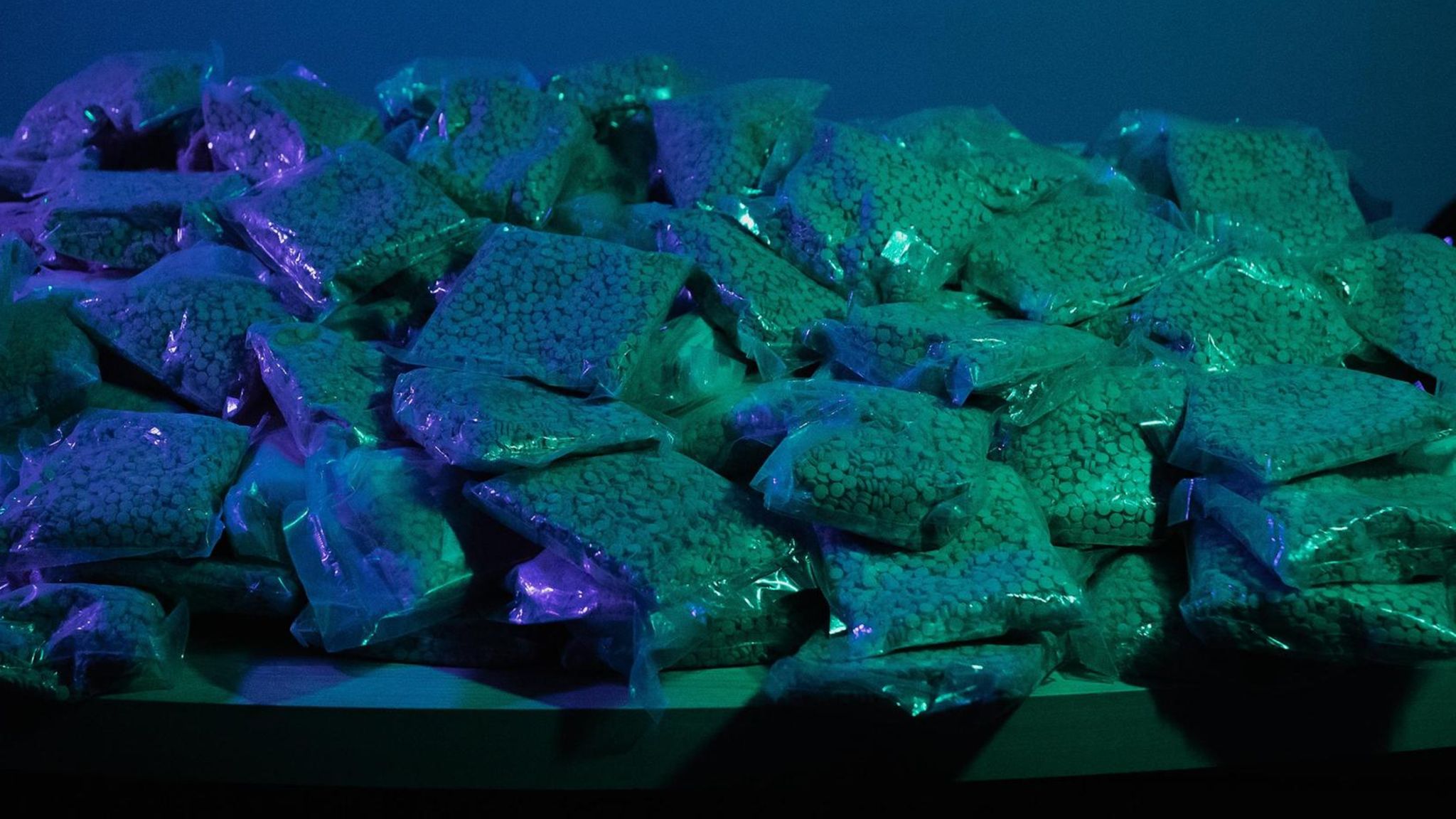 Ein Haufen Plastikttüten, gefüllt mit Captagon-Pillen