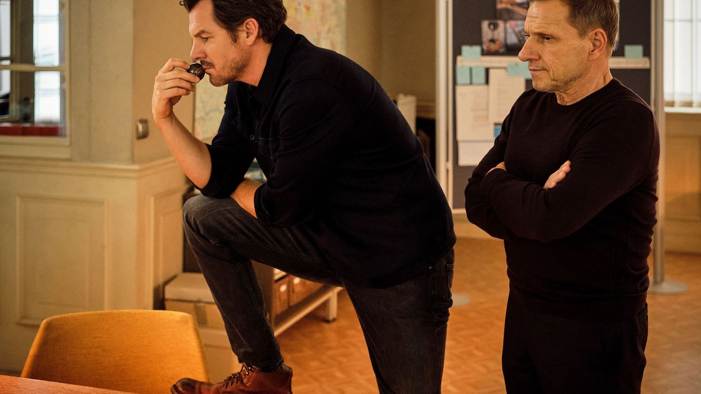 Sebastian Bootz (Felix Klare, links) und Thorsten Lannert (Richy Müller) versuchen im "Tatort: Überlebe wenigstens bis morgen" die Einsamkeit einer jungen Frau zu ergründen. Deren Leiche wird Monate nach ihrem Ableben zufällig beim Brand in einem Mietshaus entdeckt.