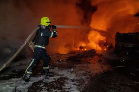 Bei massiven russischen Angriffen mit Raketen und Drohnen sind in der Ukraine viele Menschen getötet und Dutzende weitere verlet