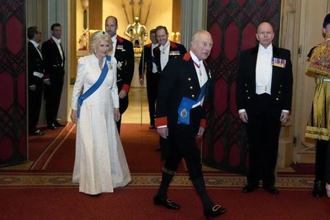 König Charles gefolgt von Königin Camilla und Prinz William auf dem Weg zum Diplomaten-Empfang.