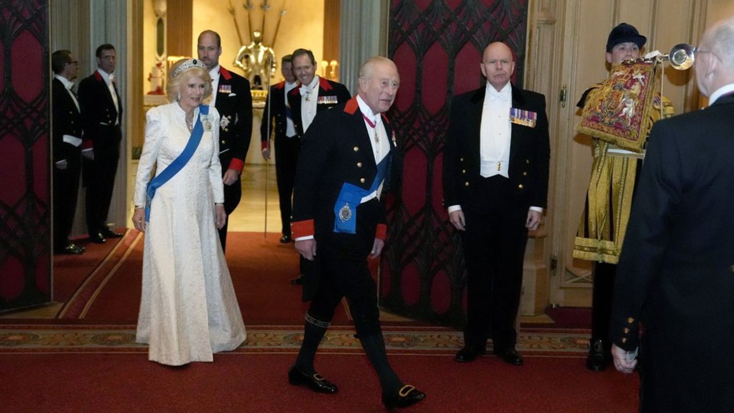 König Charles gefolgt von Königin Camilla und Prinz William auf dem Weg zum Diplomaten-Empfang.