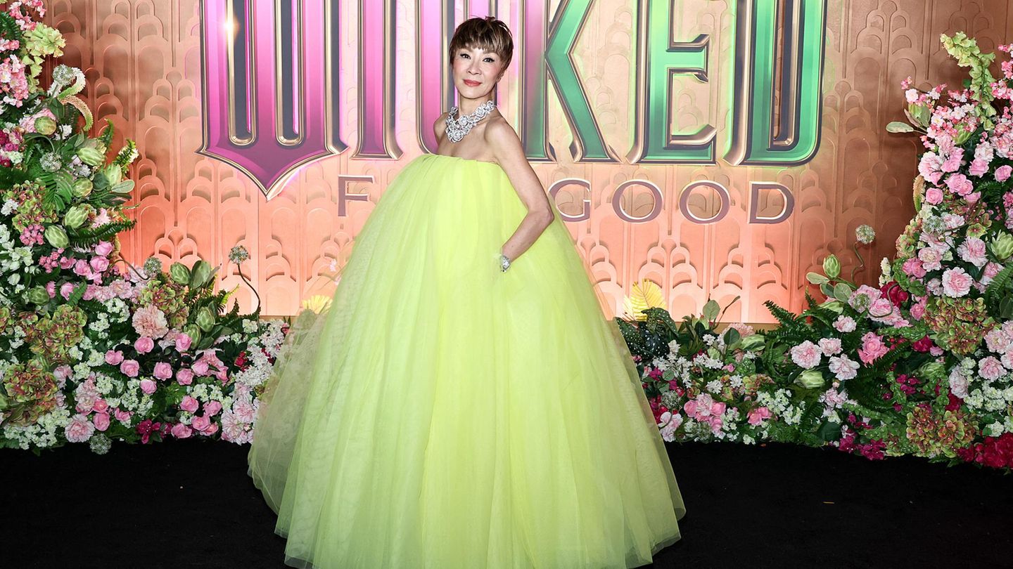 Schauspielerin Michelle Yeoh in einem weiten gelben Kleid