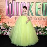 Schauspielerin Michelle Yeoh in einem weiten gelben Kleid