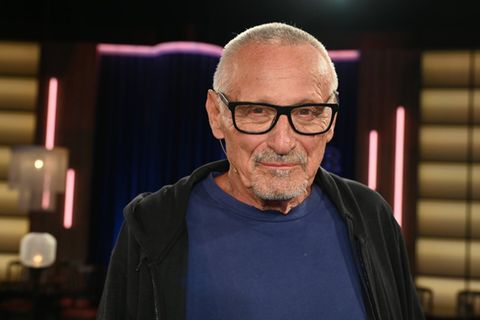 Konstantin Wecker räumt die Beziehung zur damaligen Schülerin ein.