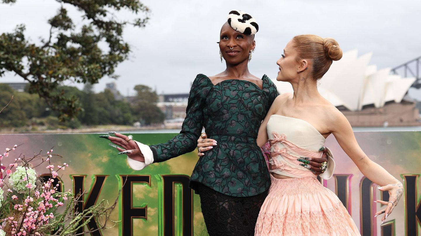 Cynthia Erivo und Ariana Grande bei der Premiere in Sydney, im Hintergrund die berühmte Oper