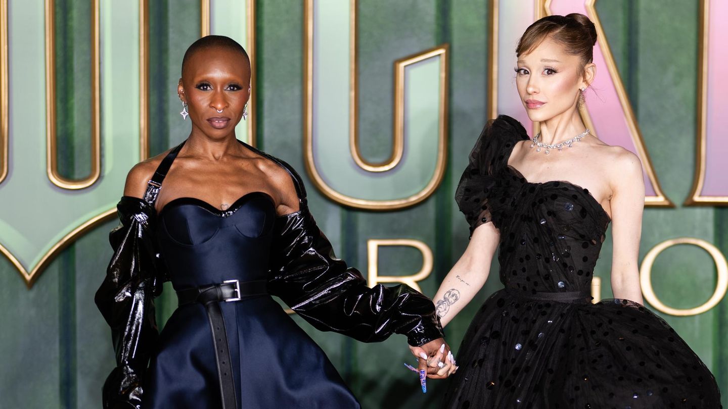 Halten gern Händchen: Cynthia Erivo und Ariana Grande bei der Vorführung von "Wicked: Teil 2" in London. Grande trägt ein historisches Kleid — es stammt von Gilbert Adrian, der 1939 die Kostüme für den "Zauberer von Oz" entwarf