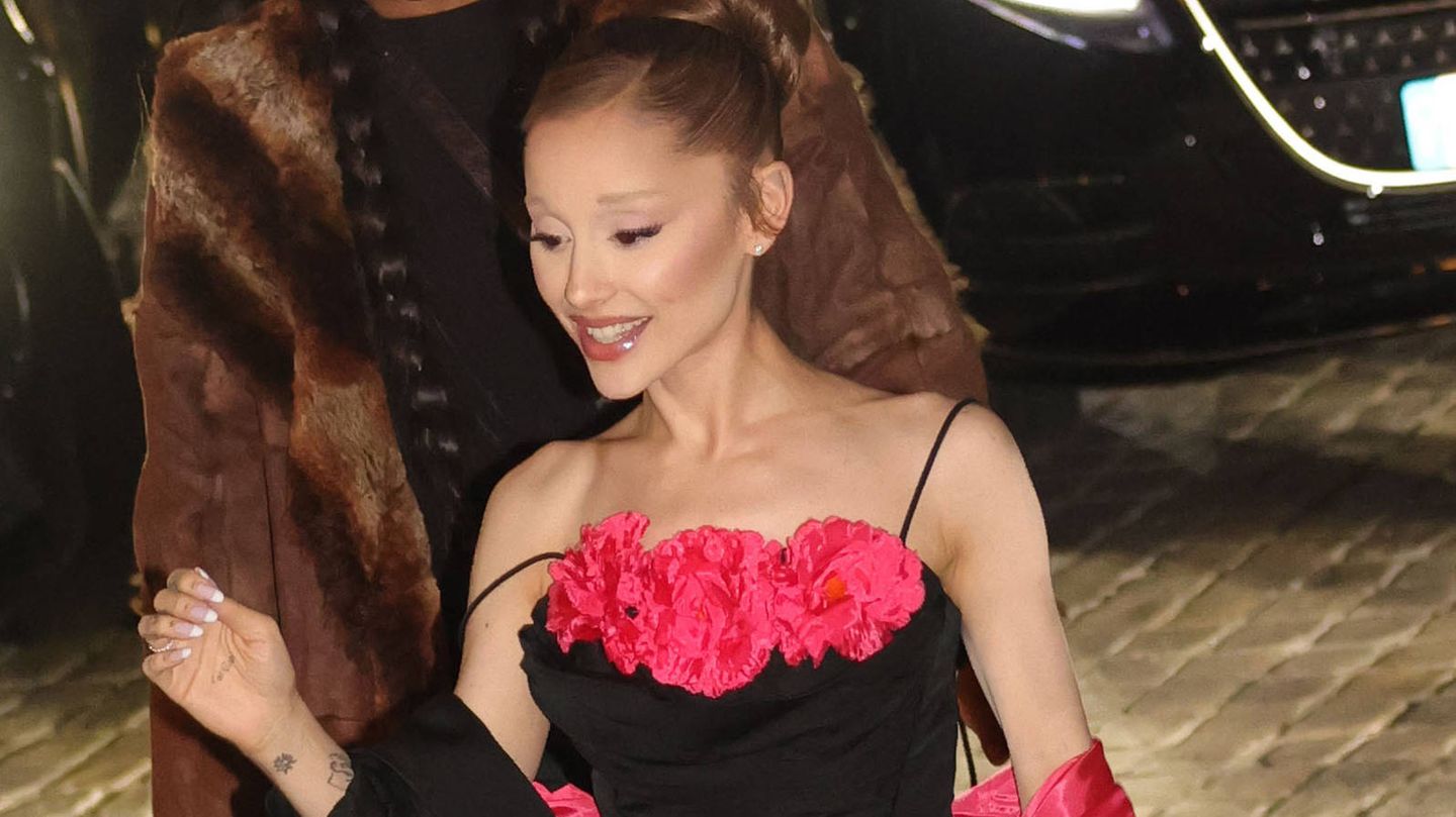 Ariana Grande im schwarzen Kleid mit roten Rosen in Paris